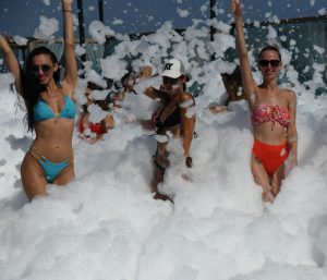OBA BEACH’DE  DANS ŞOV