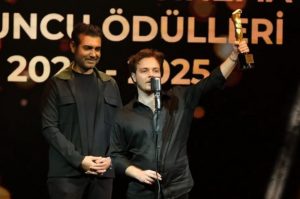 Genç yetenek Doğa Karakaş 26. Sadri Alışık Ödüllerinde “En Başarılı Erkek Oyuncu” ödülünü aldı.