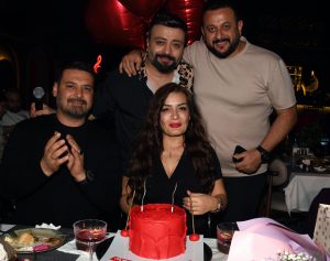 NİCE MUTLU YILLARA GÜL YENİGÜN SAMANİ!