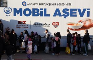 Büyükşehir Mobil Aşevi’nden sıcak yemek ikramı!
