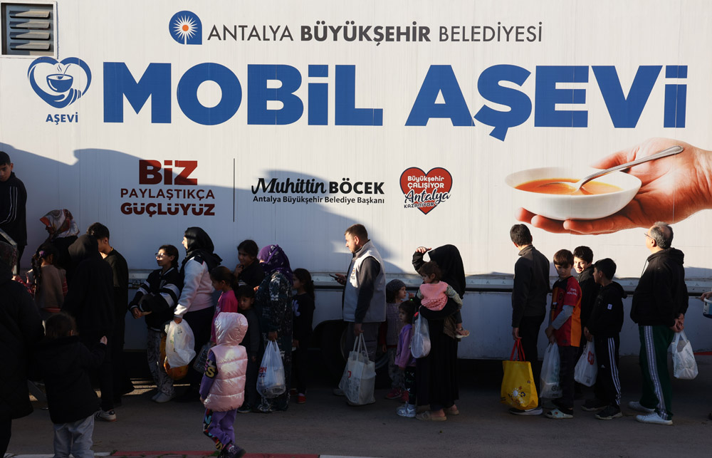 Büyükşehir Mobil Aşevi’nden sıcak yemek ikramı!