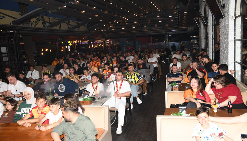 Cafe Pikte Let Ekranda  Maç Keyfi!