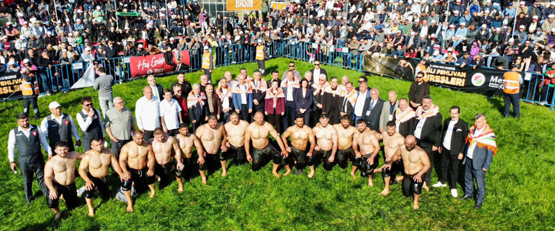 Kepez’de 12 yıl sonra er meydanı kuruldu: 984 pehlivan kıyasıya mücadele etti